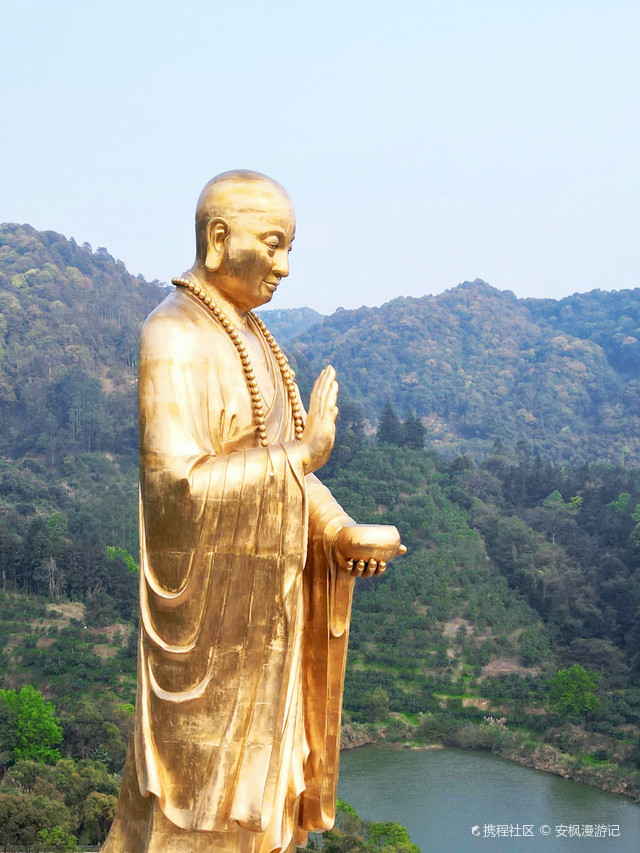 这里位于是福建漳州的千年古刹,著名的闽南佛国三平寺