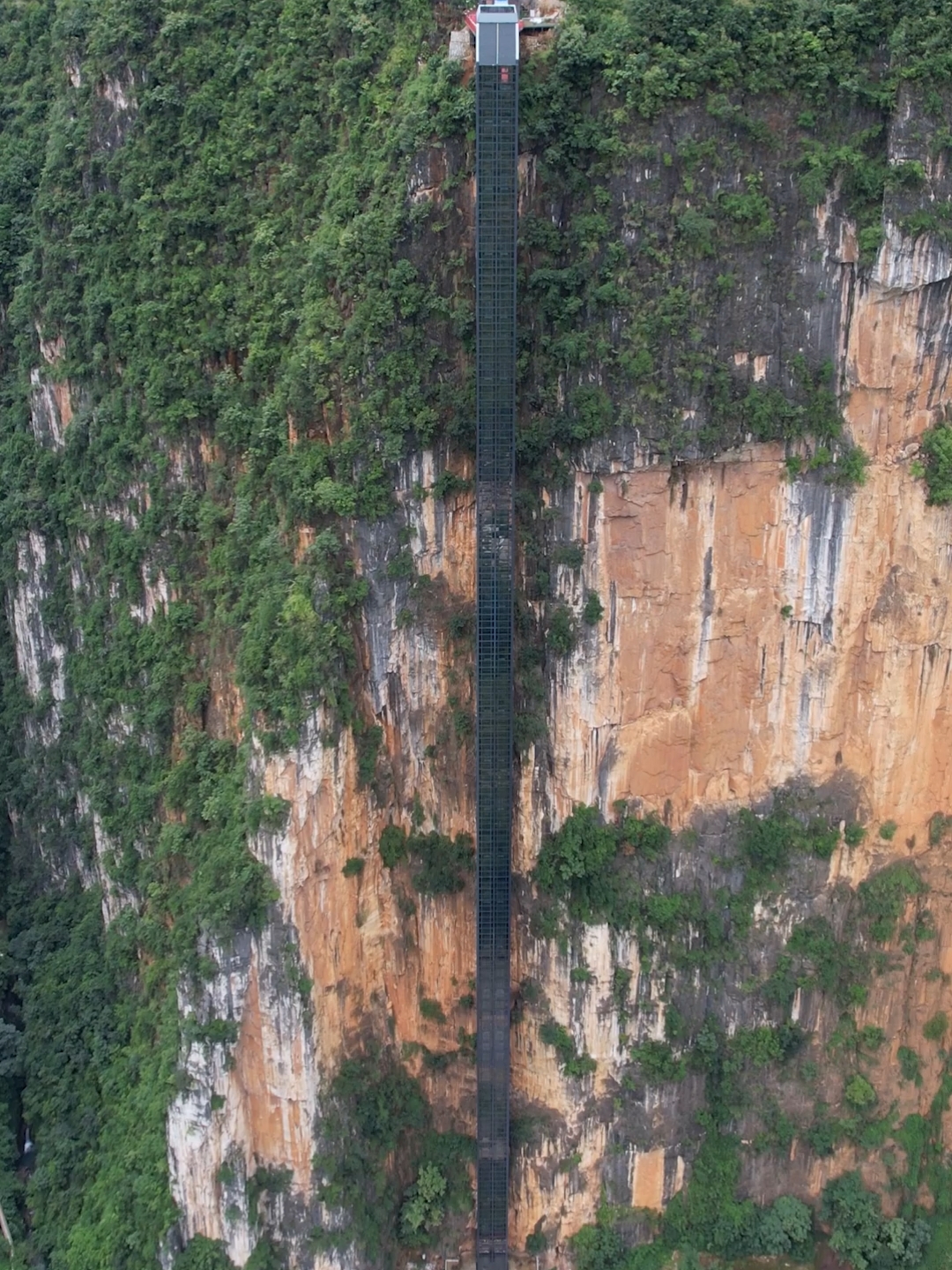 旅游界的“基建狂魔”，给大山装了电梯，高低落差达268米，只需1分40秒就可上山，建在悬崖的玻璃观景