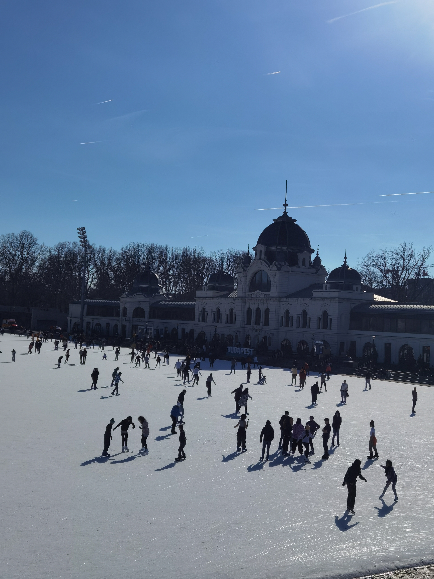 布达佩斯的美术馆外，很多人溜冰，景色不错。