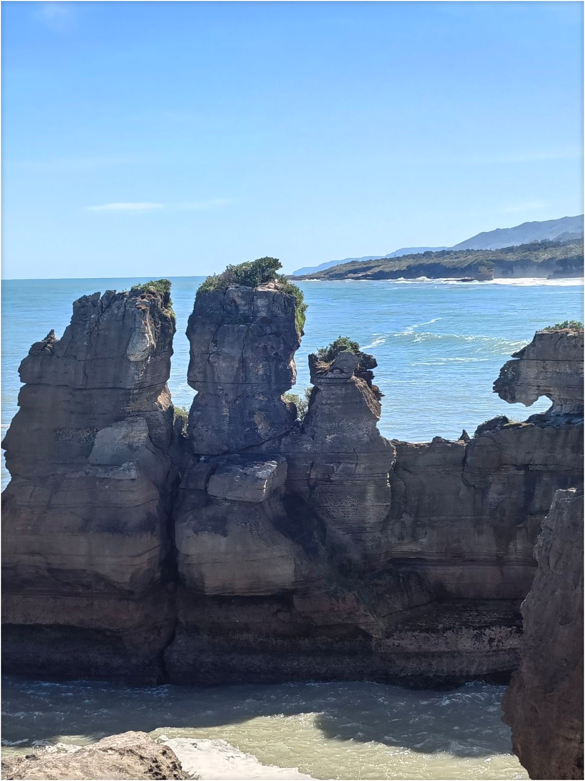 《层叠奇景：探秘新西兰千层岩的自然奥秘》  在新西兰南岛的深南部，我们有幸造访了名为千层岩的壮丽景点