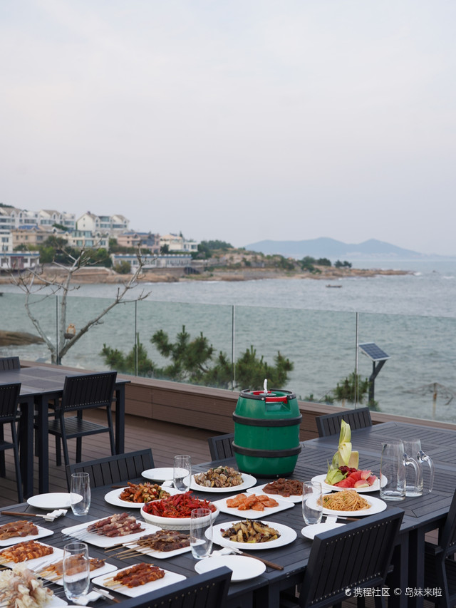来青岛就住在大海边吧,很有设计的海边民宿太美啦
