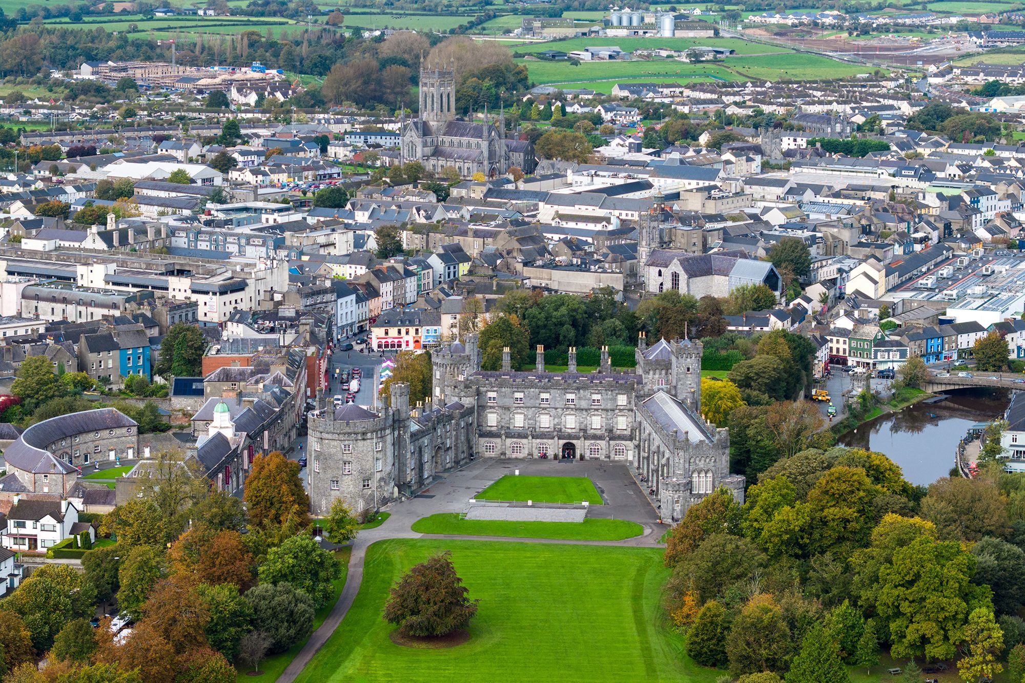 蔚为壮观的基尔肯尼城堡(Kilkenny)矗立在战略性高地上，控制着诺尔河的一处渡口，并且主宰着基尔
