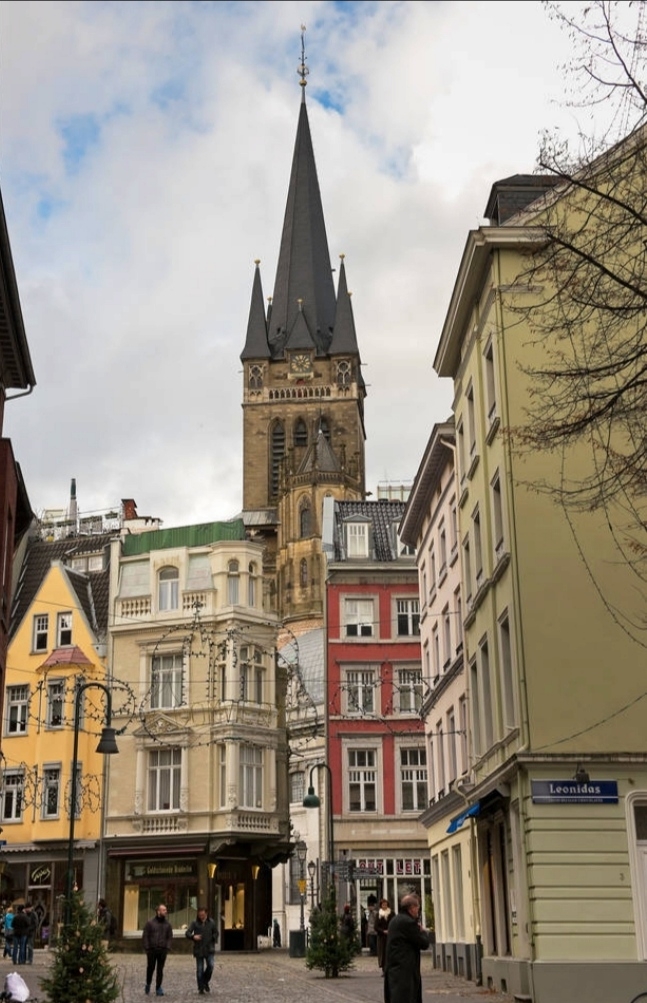 亚琛，德国靠近比利时边境的一个不大的城市，亚琛工业大学闻名于世，市中心的亚琛教堂是她的主要景点，教堂