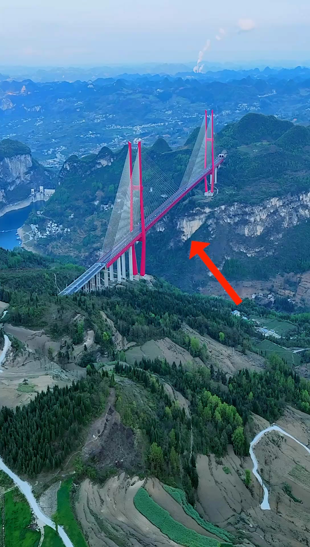 太壮观了！世界桥梁看中国，中国桥梁看贵州，耗资7.8亿，全长1240米，主跨长800米；以434米高