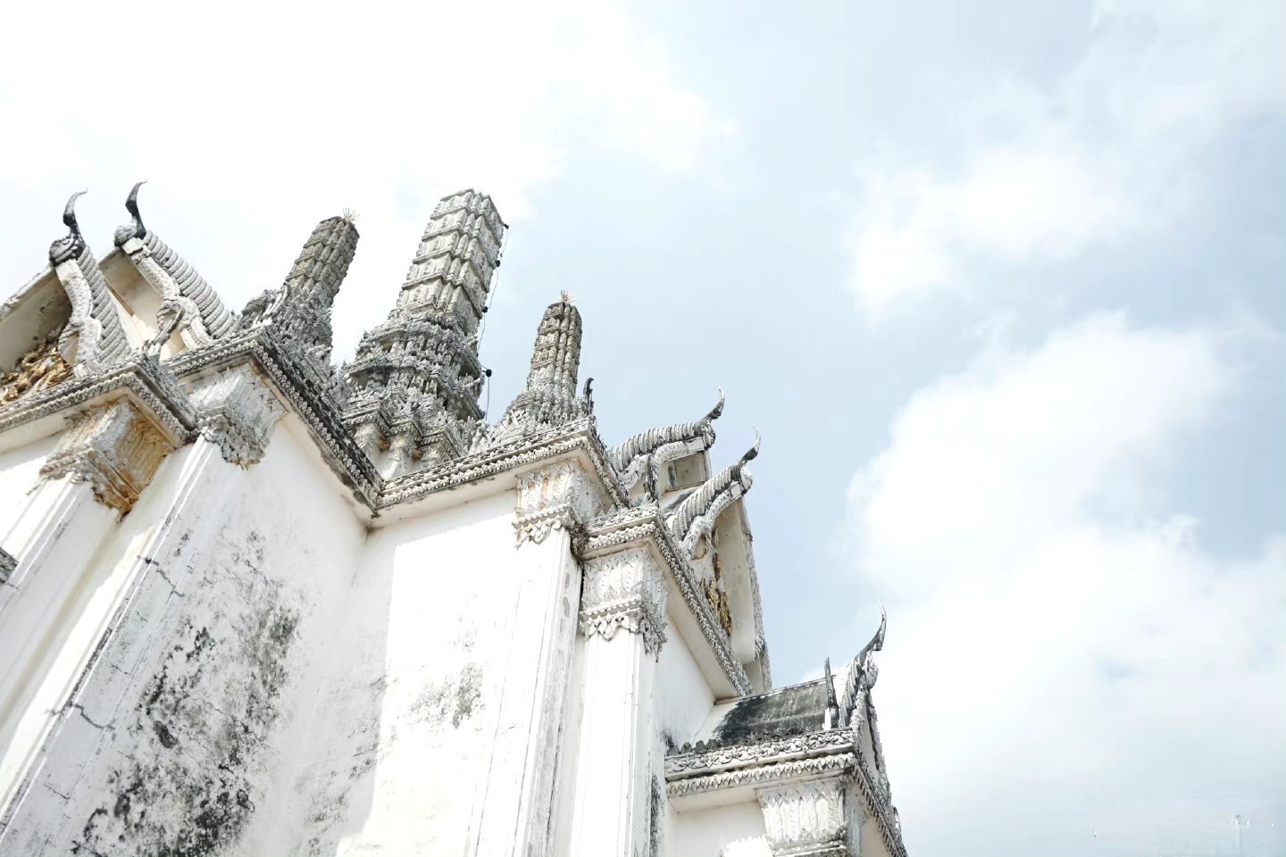 泰国这座皇家行宫藏于山中，因电影闻名，造型古典文艺
