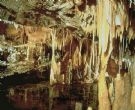 科斯奎洞穴位于法国马赛市附近的海湾内，在1985年由职业潜水员亨利•科斯奎发现，由此命名为科斯奎洞穴