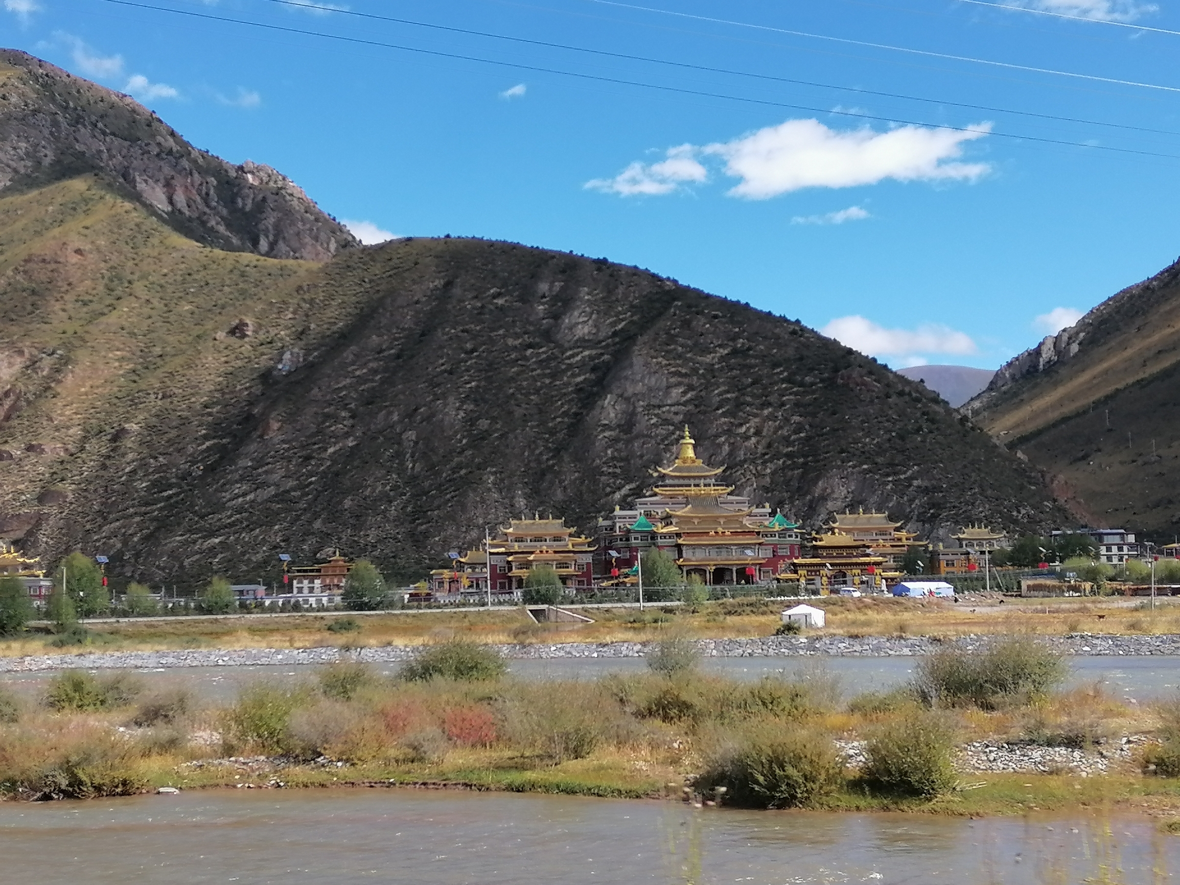 #祖国的大好河山 #发现旅途的色彩 巴塘草原位于青海玉树市郊，这里位于青藏高原边缘，海拔超过3000