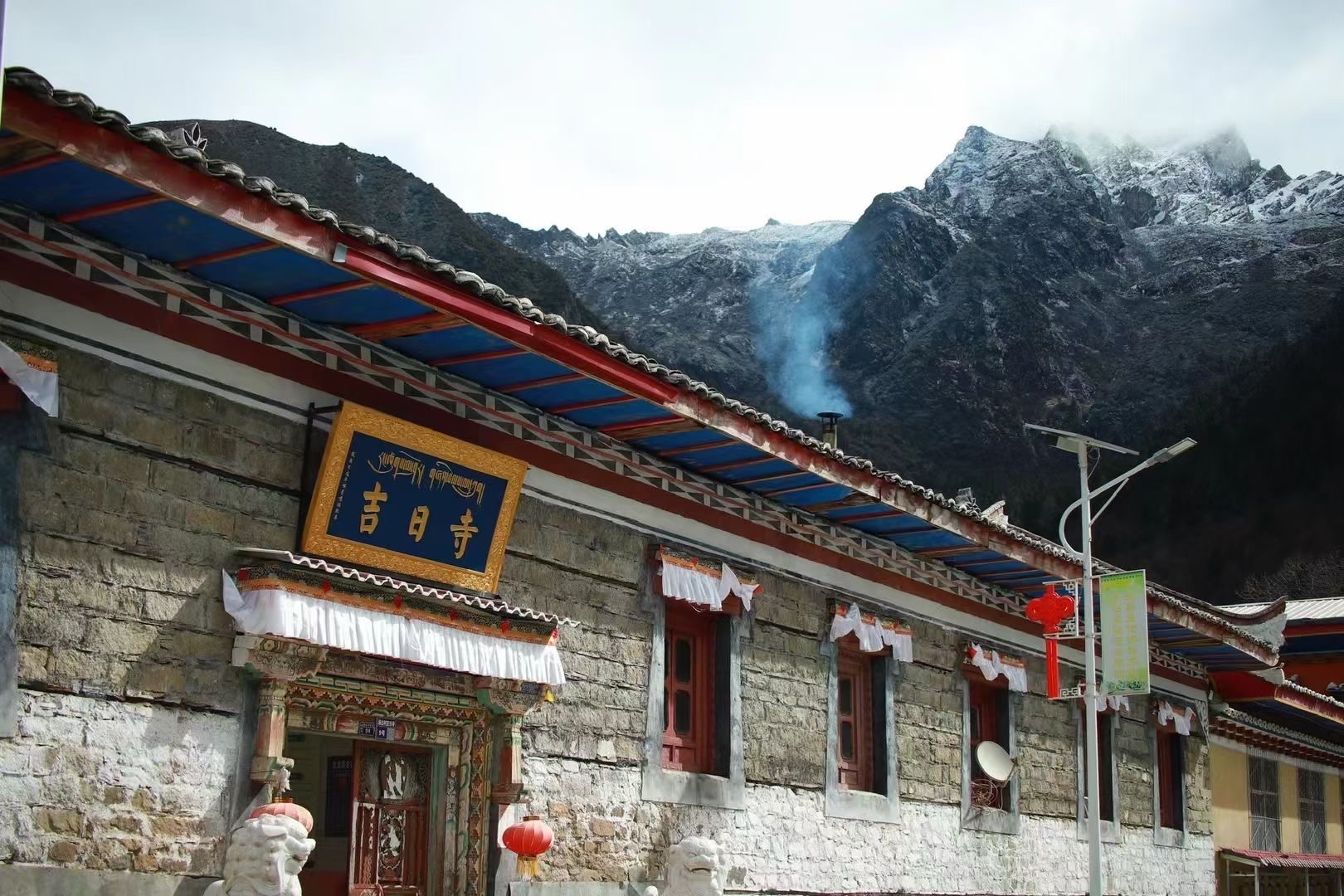 海拔4200米无人秘境之地「吉日寺」。据说这是当地最古老的一座千年古寺，曾经有过1千多个喇嘛，198