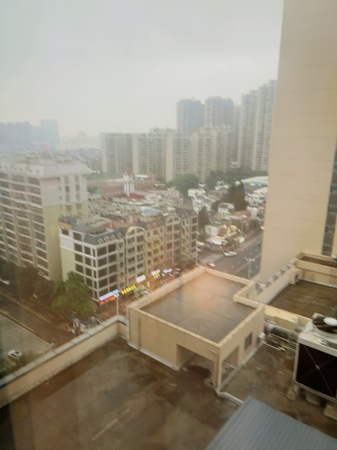 第六次来到小香港石狮，恰逢春雨，气温比较闷热，当地人还是蛮热情，酒店服务也不错，明天开始去景点，一一
