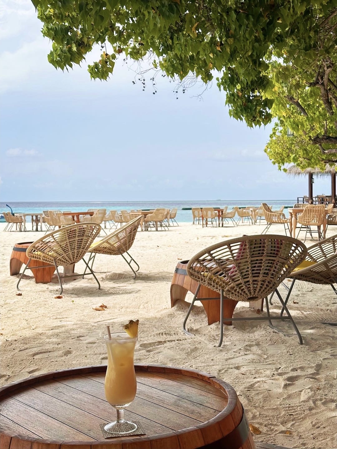 马尔代夫康斯丹魔富士酒店～当然不能错过海滩酒吧的美食美酒！