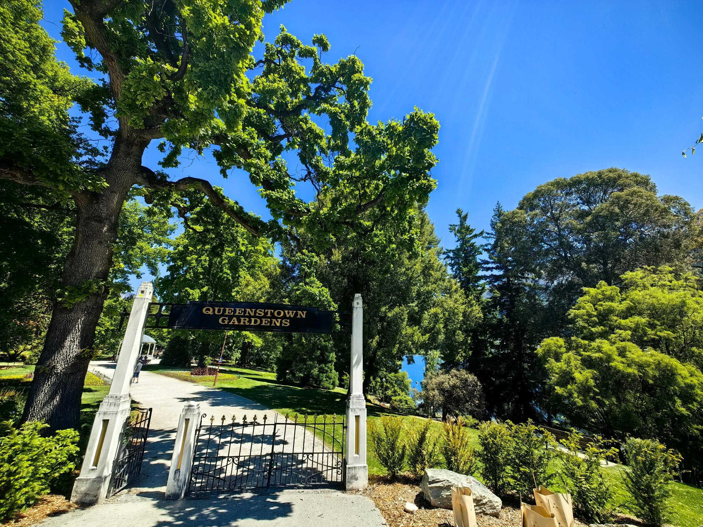 皇后镇花园位于新西兰南岛西南角的皇后镇中心。是世界著名的旅游胜地之一。皇后镇花园完全免费开放。人们在