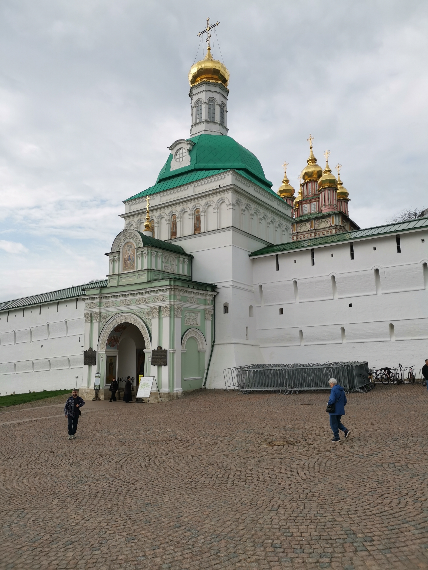 谢尔盖耶夫圣三一修道院，各式建筑群自然融为一体，可惜部分在修缮，影响的整体观感