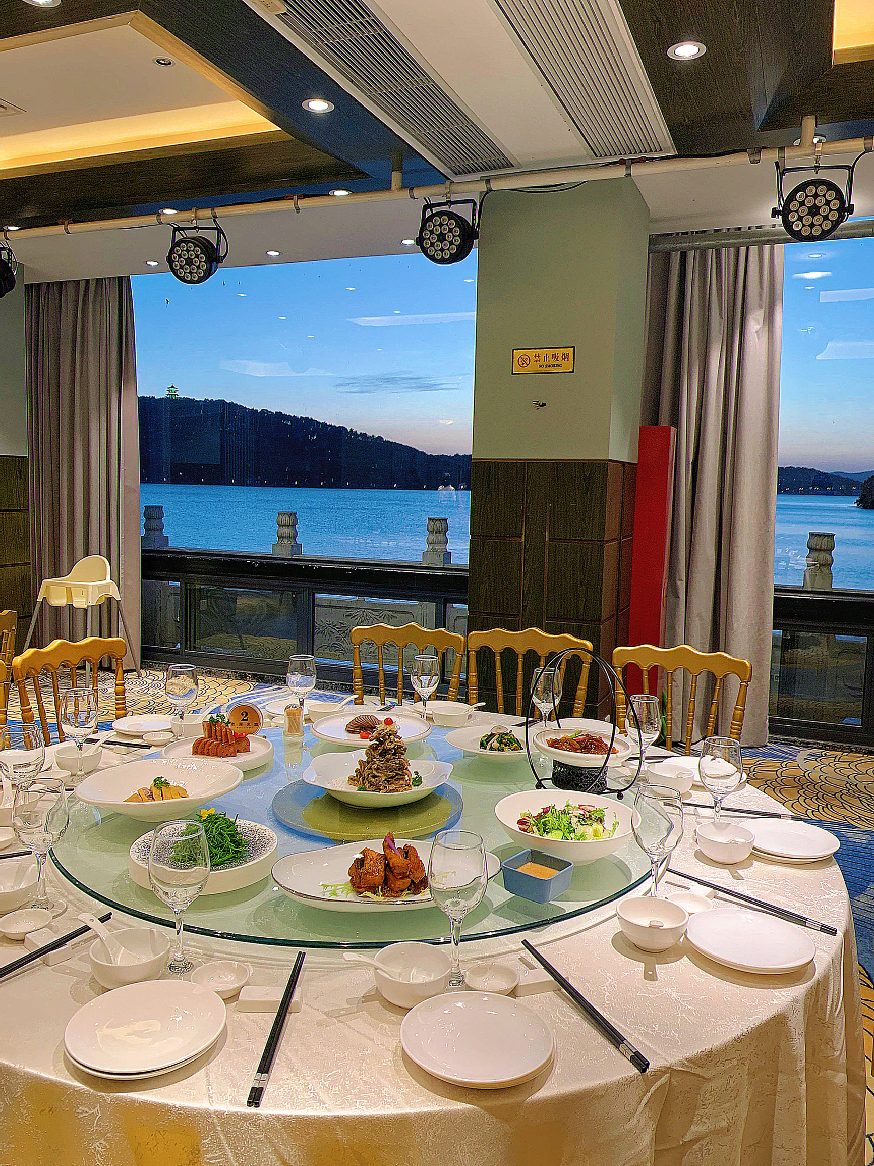 吉门好运酒店·湖景餐厅餐厅图片