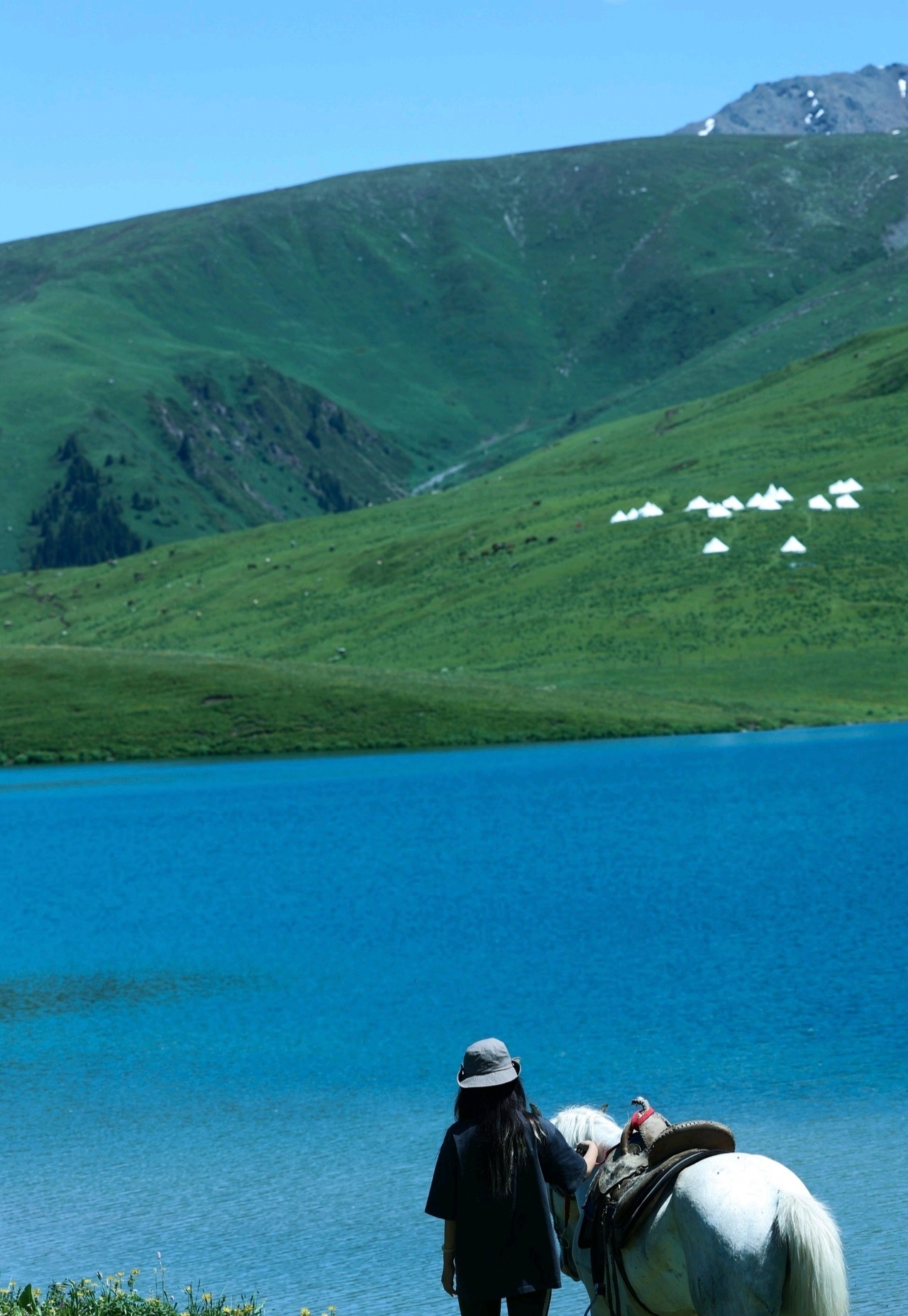 伊犁仙女湖是位于中国新疆维吾尔自治区伊犁哈萨克自治州的一座美丽的高山湖泊。它坐落在天山山脉的怀特山脚