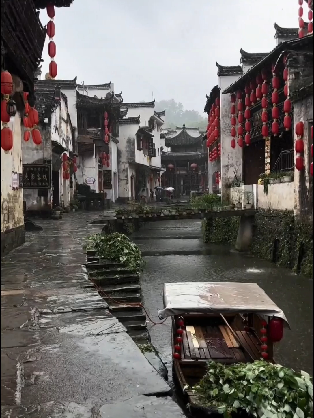 我喜欢下雨的江南，那是戴望舒的雨巷。