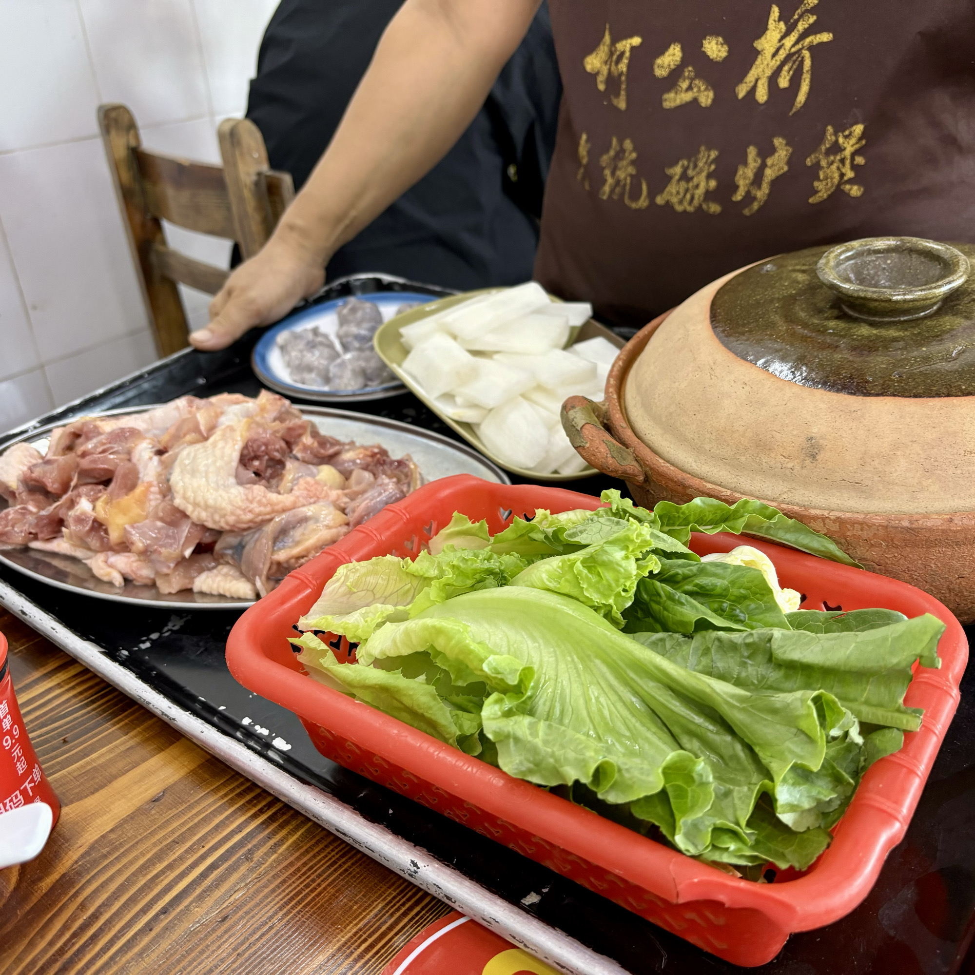 何公桥碳炉鸡煲