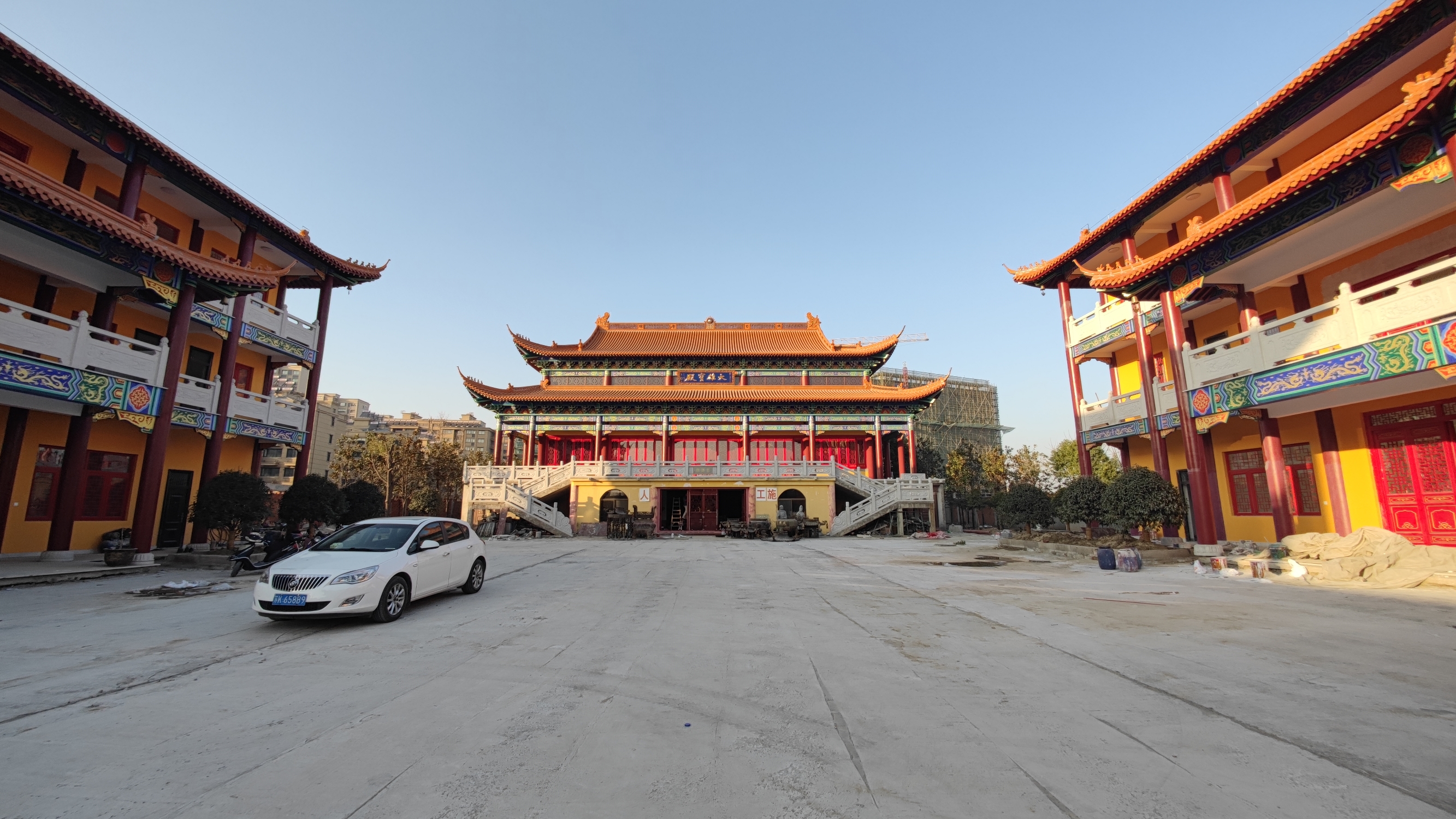 #冬日漫游指南 扬州大佛寺位于扬州市区，是一座历史悠久、文化底蕴深厚的佛教寺庙。  扬州大佛寺建于唐