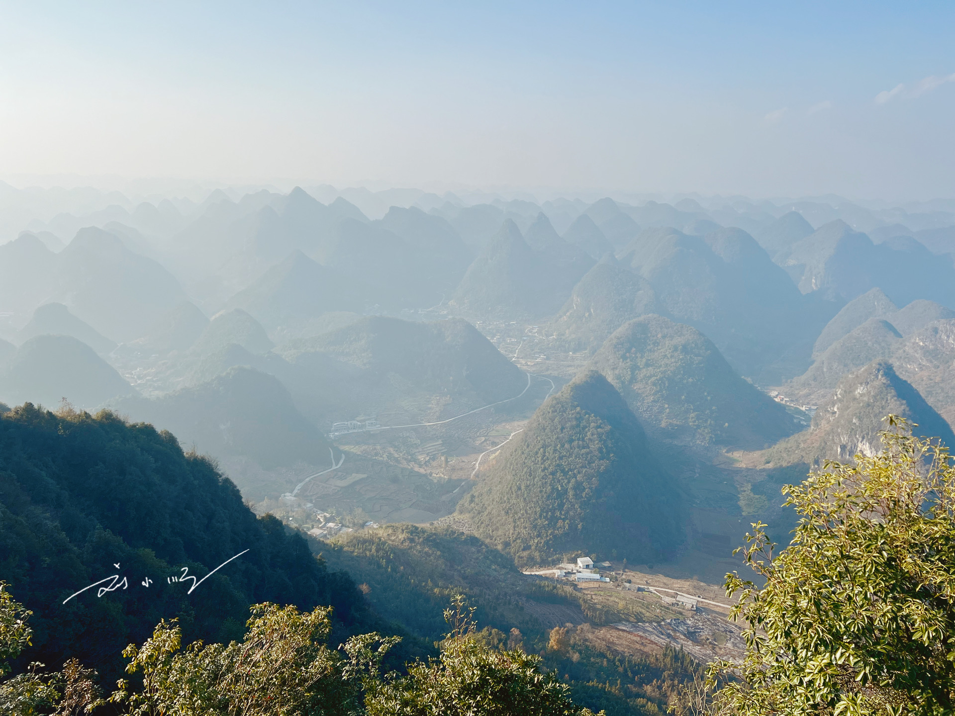 “万重山景区”位于贵州省黔西南州的册亨县，是国家4A级旅游景区，该景区海拔1395米，地处连绵起伏的