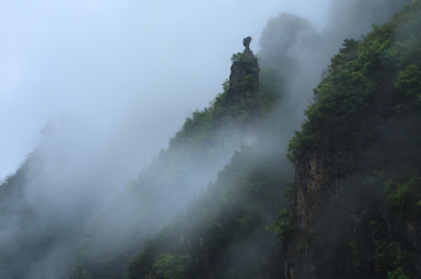 石笏朝天，城东2公里处临江兀立一峰， 形若古代官员持笏朝拜；亦称传说中八仙之一曹国舅手持的笏遗留在此