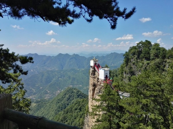 木王国家森林公园地处秦岭南坡中段，位于陕西省商洛市镇安县境内，是一个以游憩观光、休闲度假为主体功能，