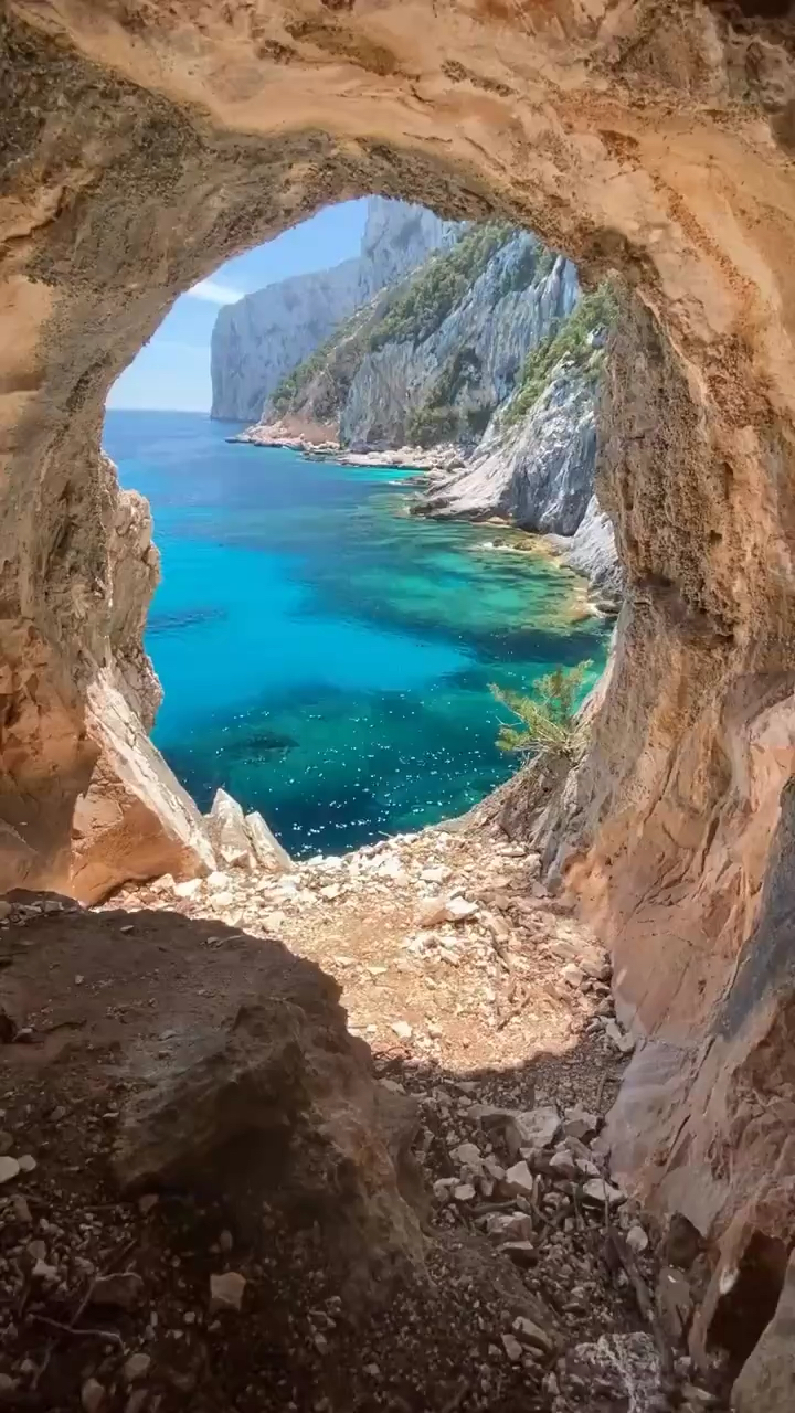 撒丁岛 、海岸上一个晶莹剔透的自然窗户