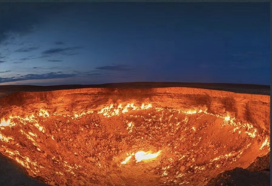 这个直径达70米的大坑，不断燃烧的天然气，造成了强烈的火焰和硫磺气味。它位于卡拉库姆沙漠的中心，也被
