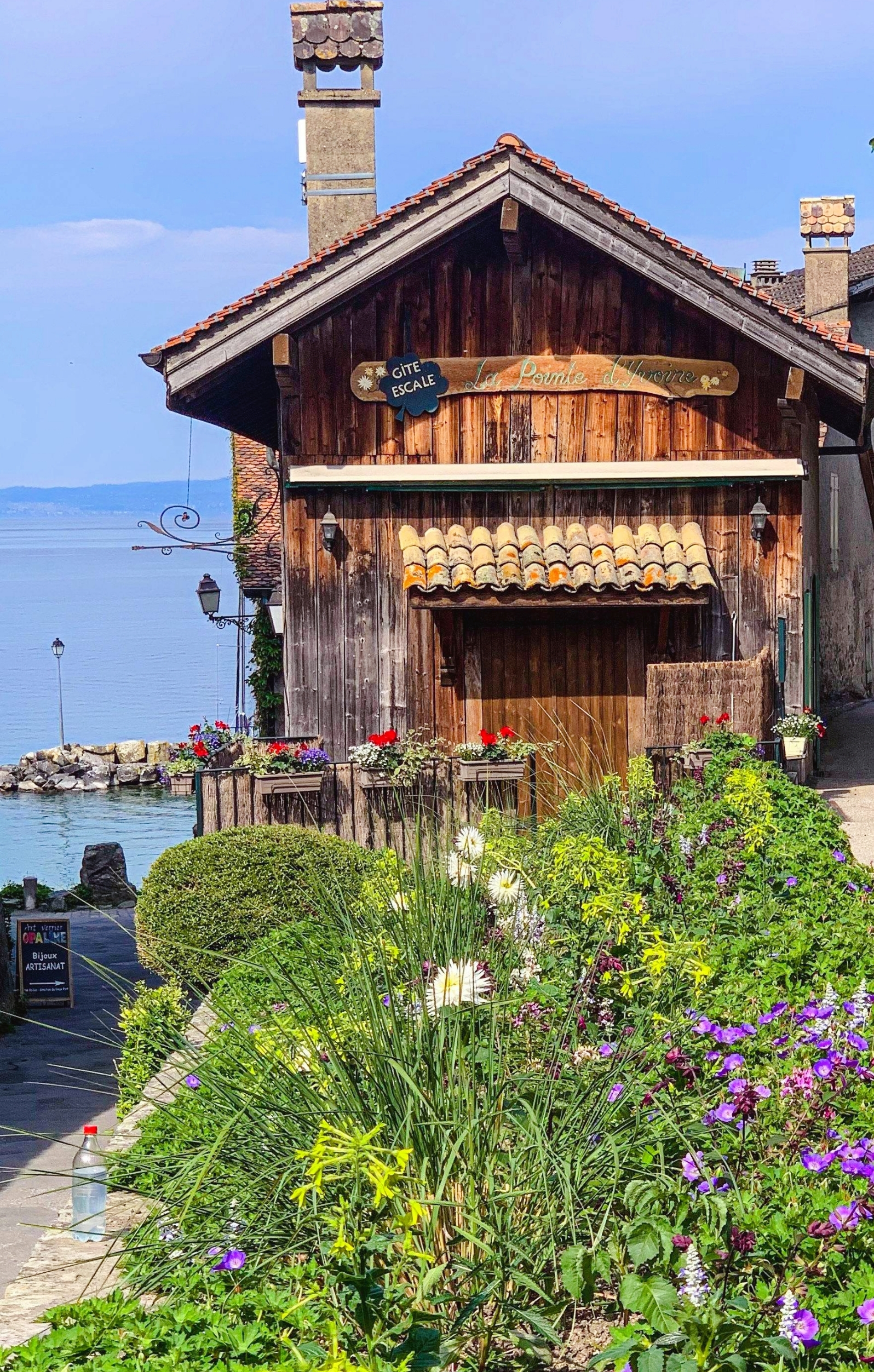 瑞法边境有一个法国中世纪小镇——法国最美的鲜花小镇伊瓦尔！