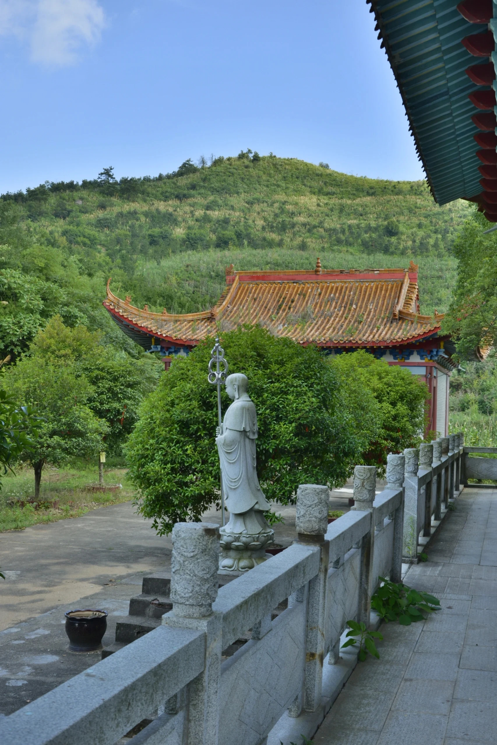 ①最好导航到“中林寺”不要导航“晓霞山”。我导航到晓霞山，然