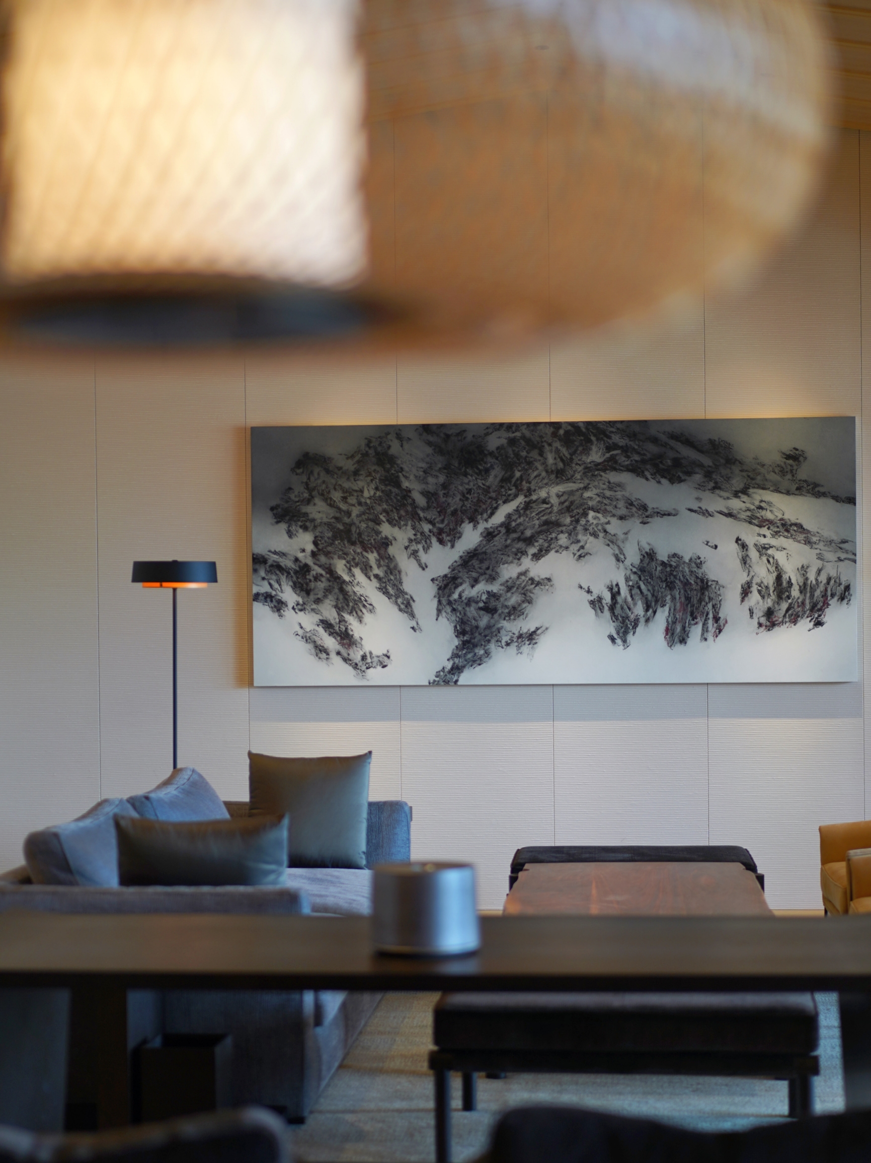 踏入丽思卡尔顿的房间，就感受到极致的日式美学设计理念。房间的设计与周围的自然景色融为一体，展现出绝美