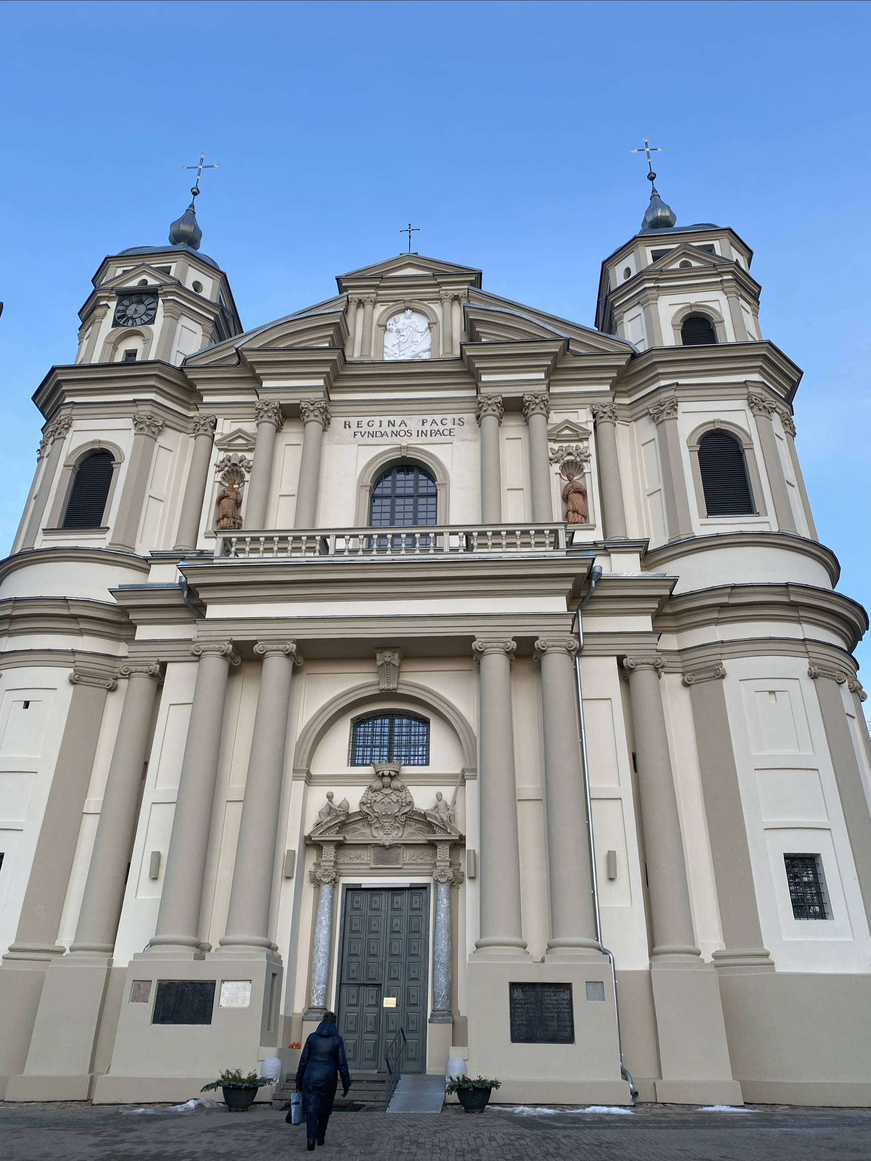 教堂之城，立陶宛首都～维尔纽斯。（图片为：教堂及老城区。老城区是世界文化遗产。它们依次为：圣彼得保罗