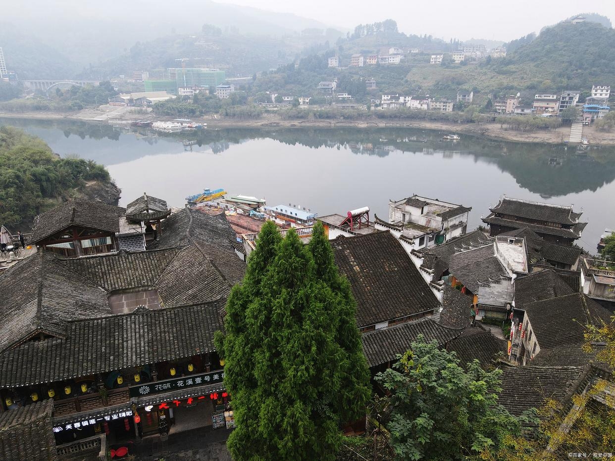 宝宁寺，位于黄丰桥镇乌井村，是中国湘赣地区著名的佛教圣地之一。该寺始建于唐天宝10年（公元751年）