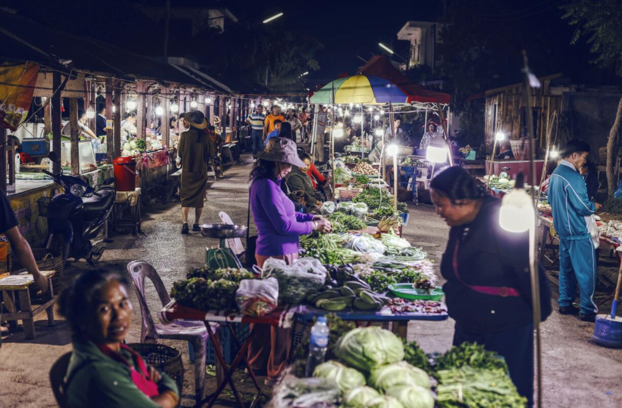老挝琅南塔首府，夜市浓厚的地方特色