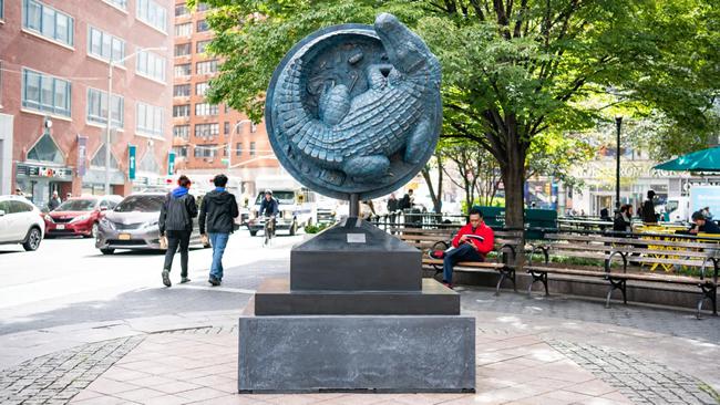 纽约揭幕纪念鳄鱼下水道神话的雕像