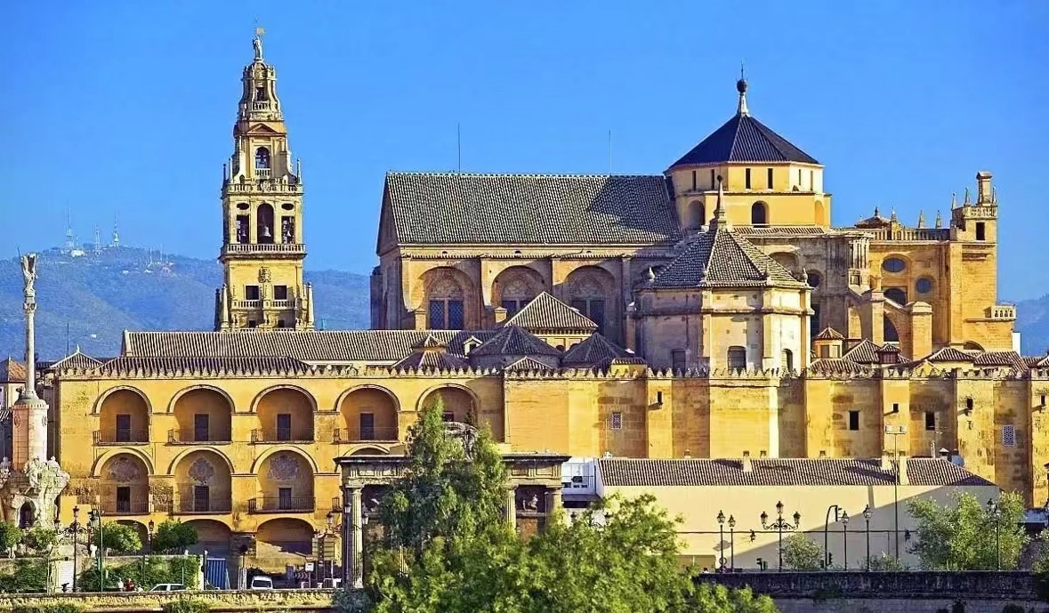 科尔多瓦-欧洲文化的灯塔   科尔多瓦是西班牙南部城市，科尔多瓦省