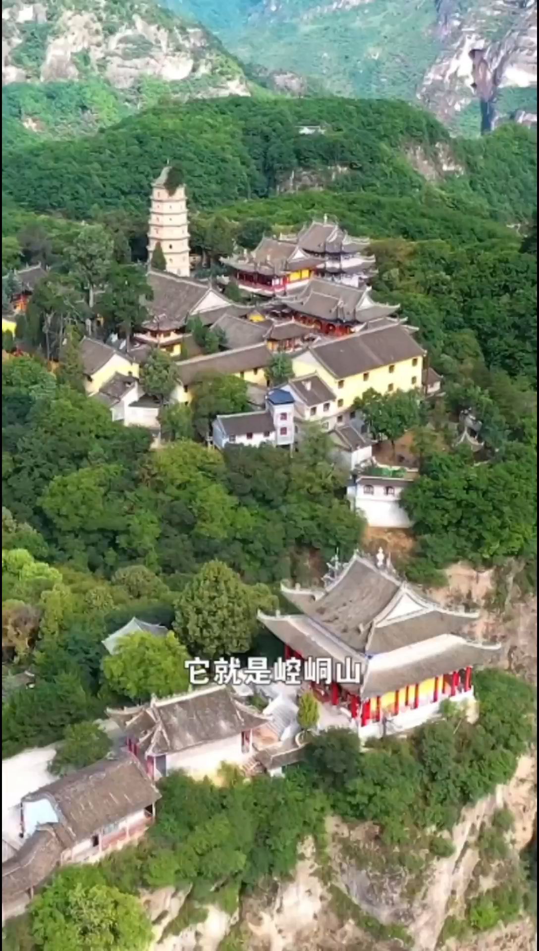崆峒山，位于甘肃省平凉市崆峒区西郊15千米，自古就有“中华道教第一山”的美誉，是丝绸之路西出关中之要