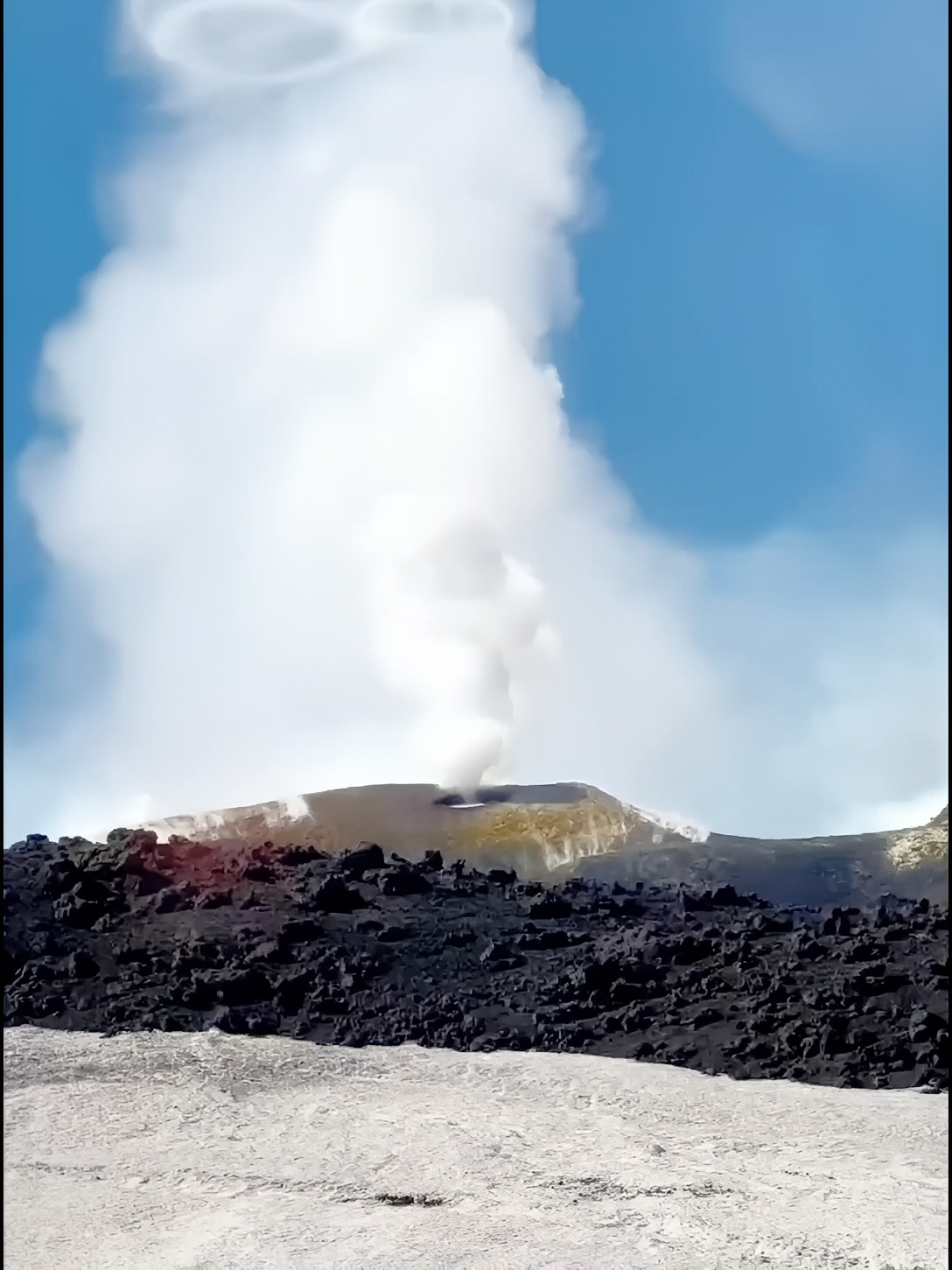 非常震撼又罕见的一幕“火山涡旋环”