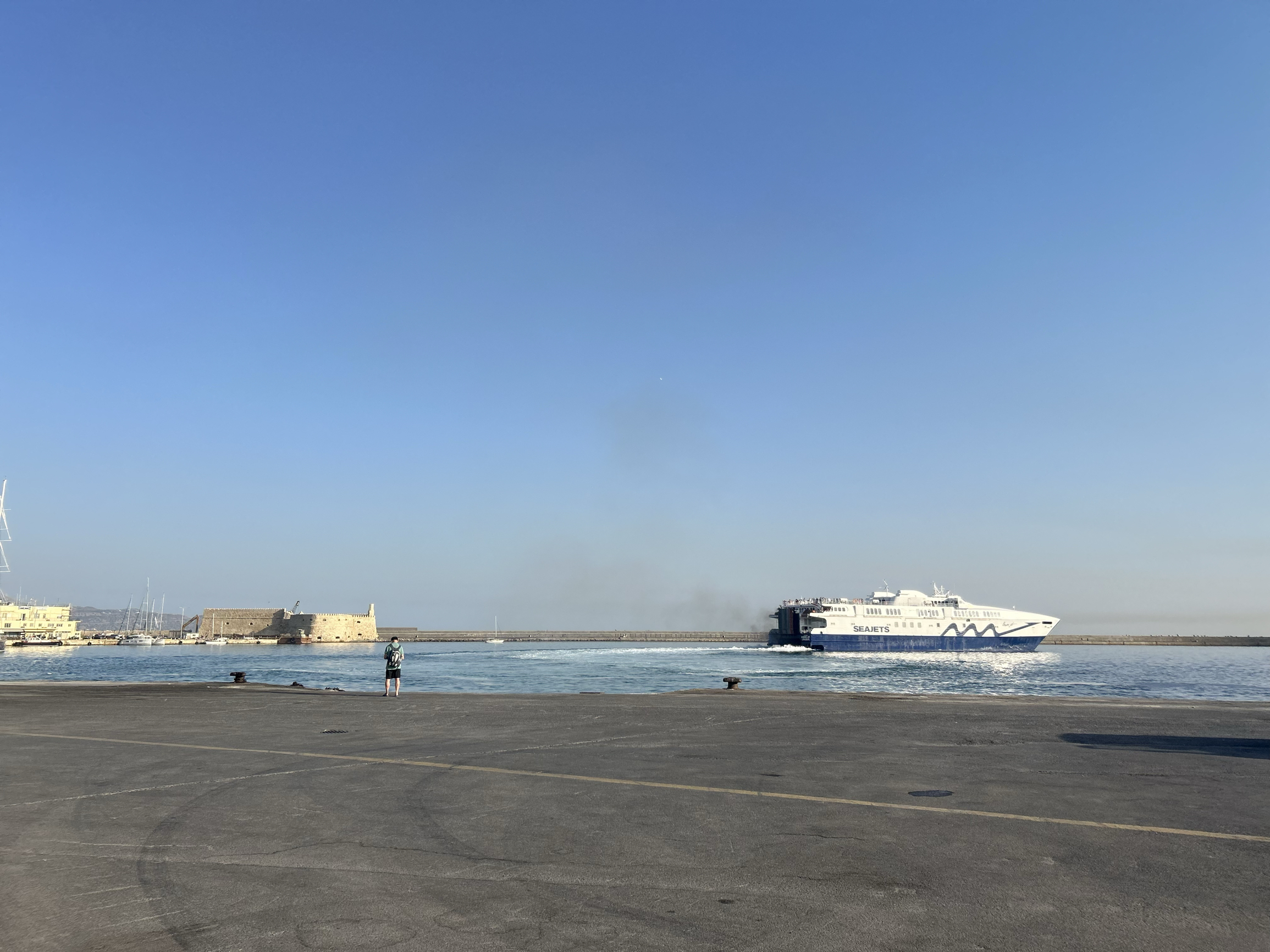 伊拉克利翁港口离机场很近。Seajets船体很大，在海中行进很稳，不用有晕船的担心。侯船不用来太早，