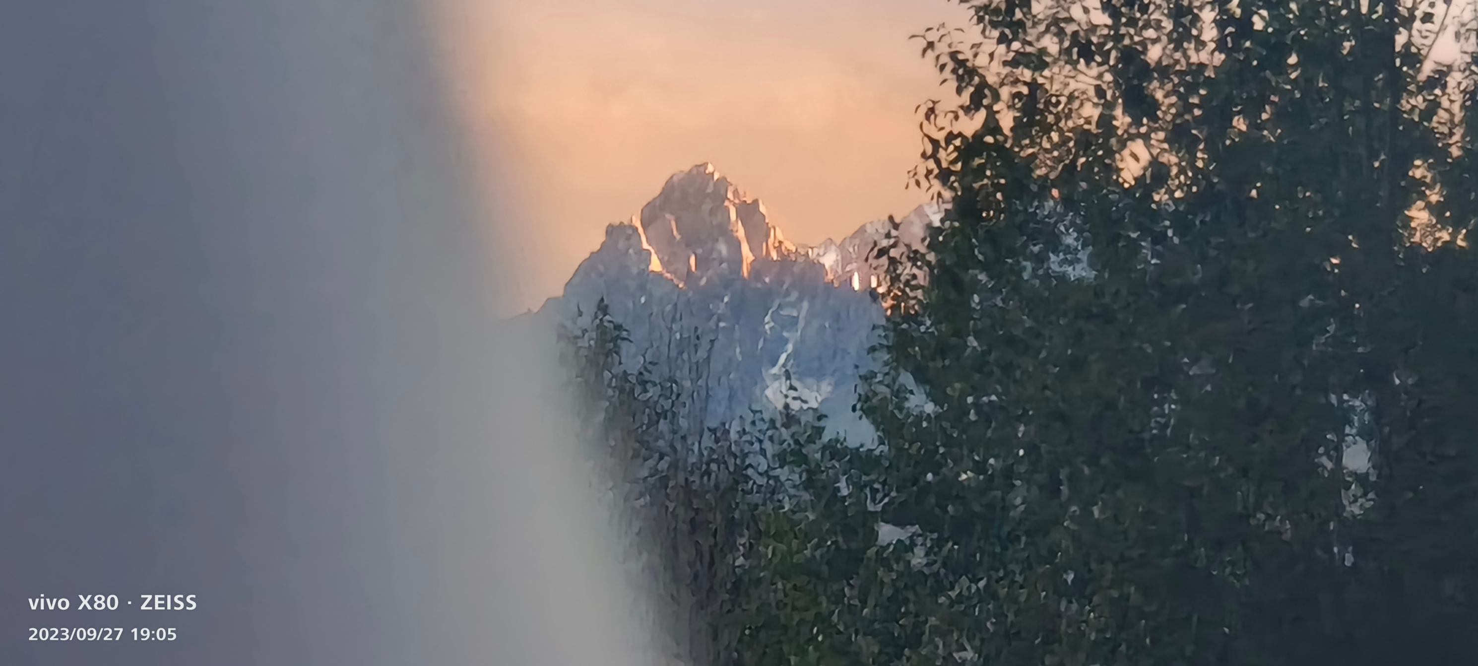 日照金山