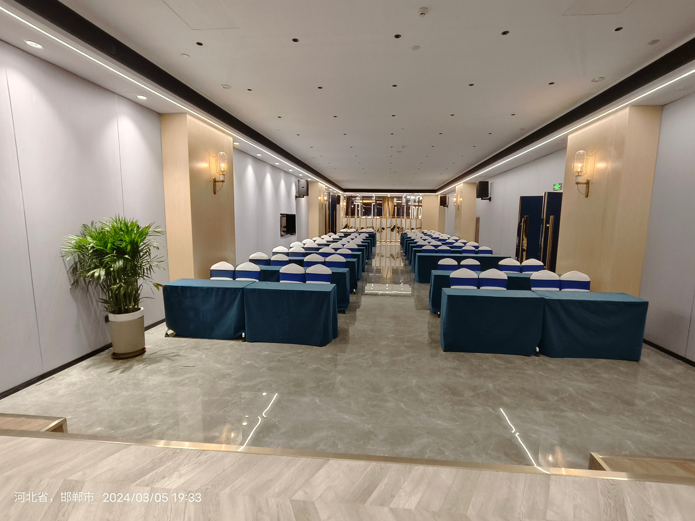 云酒店是我们五得利会议在邯郸的定点会议地点，它这里有好几个多功能会议室，音响大屏都嘎嘎给力，有专门的