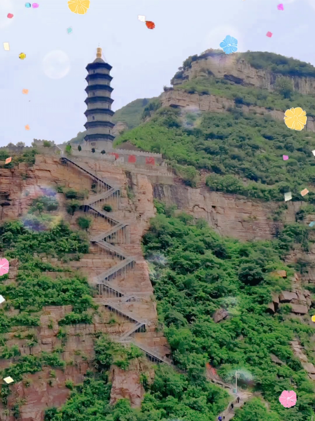 建在悬崖绝壁上的佛寿塔，位于长治壶关大河村，地处晋豫两省交界处，塔高耸天地，极目望江山，是个免费游玩