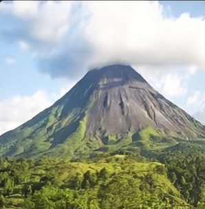 阿雷纳火山是世界上最活跃的火山之一，为哥斯达黎加最著名、最活跃的火山。在阿雷纳火山国家公园里，附近方