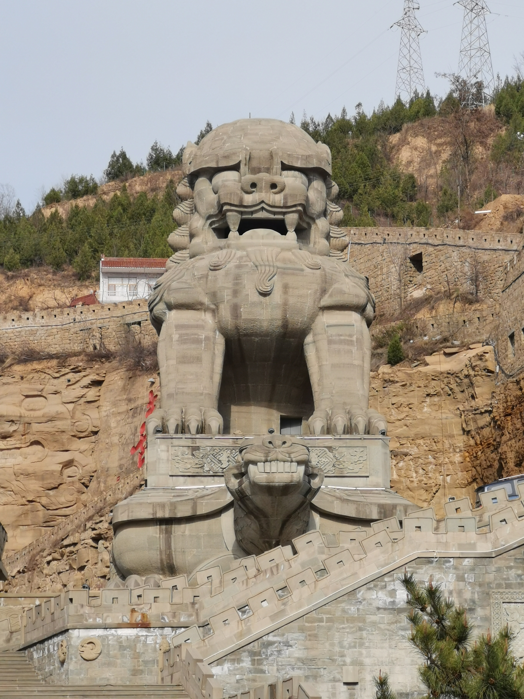 中国第一石狮，高19.5米，龙柱高21米多，两边都是石刻，挺不错的广场。