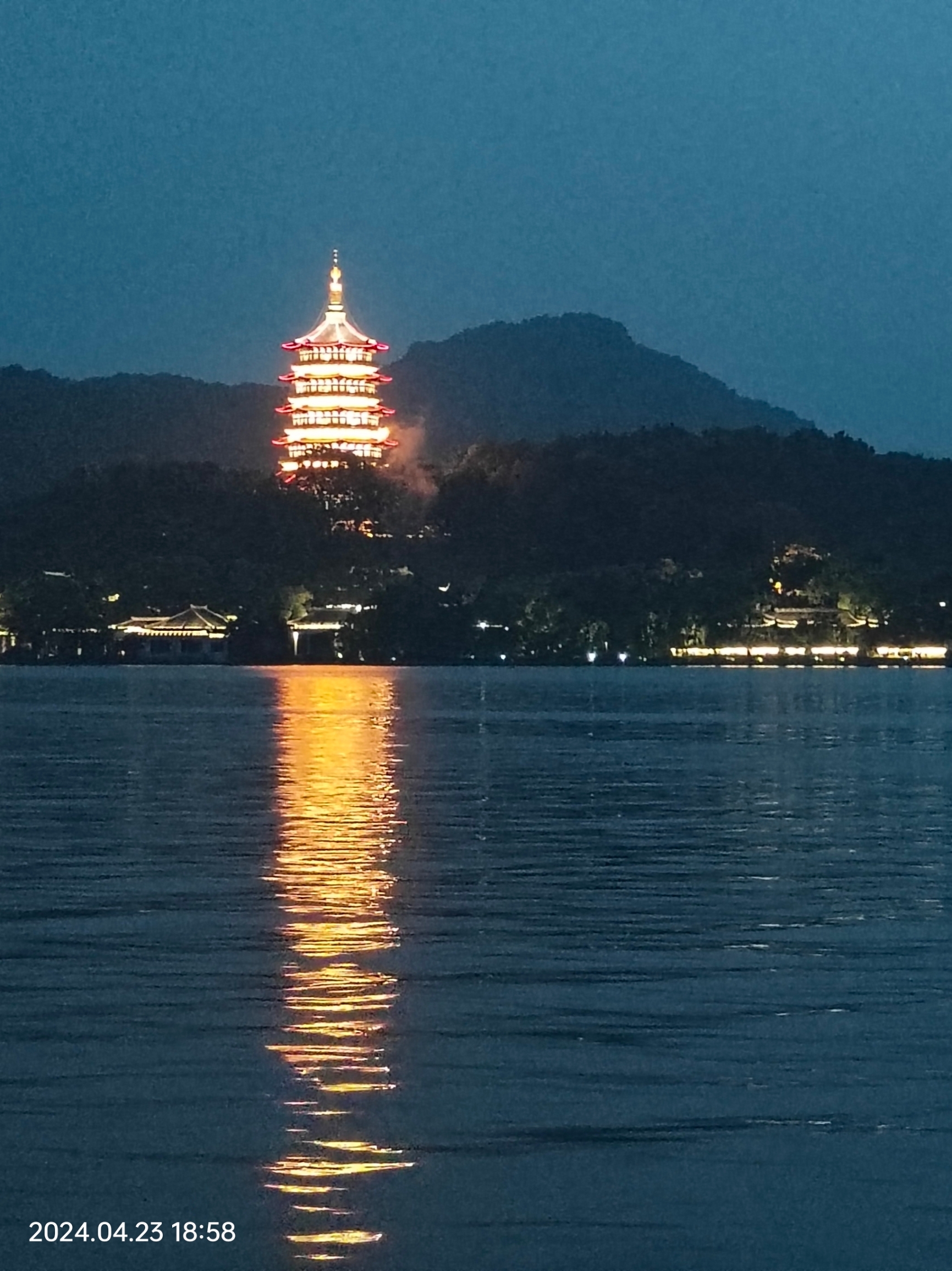 月夜华灯映西湖