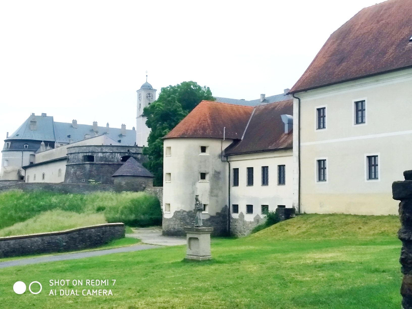 红石城堡，距离布拉迪斯拉发32公里，550路公交车2.8歐元。
