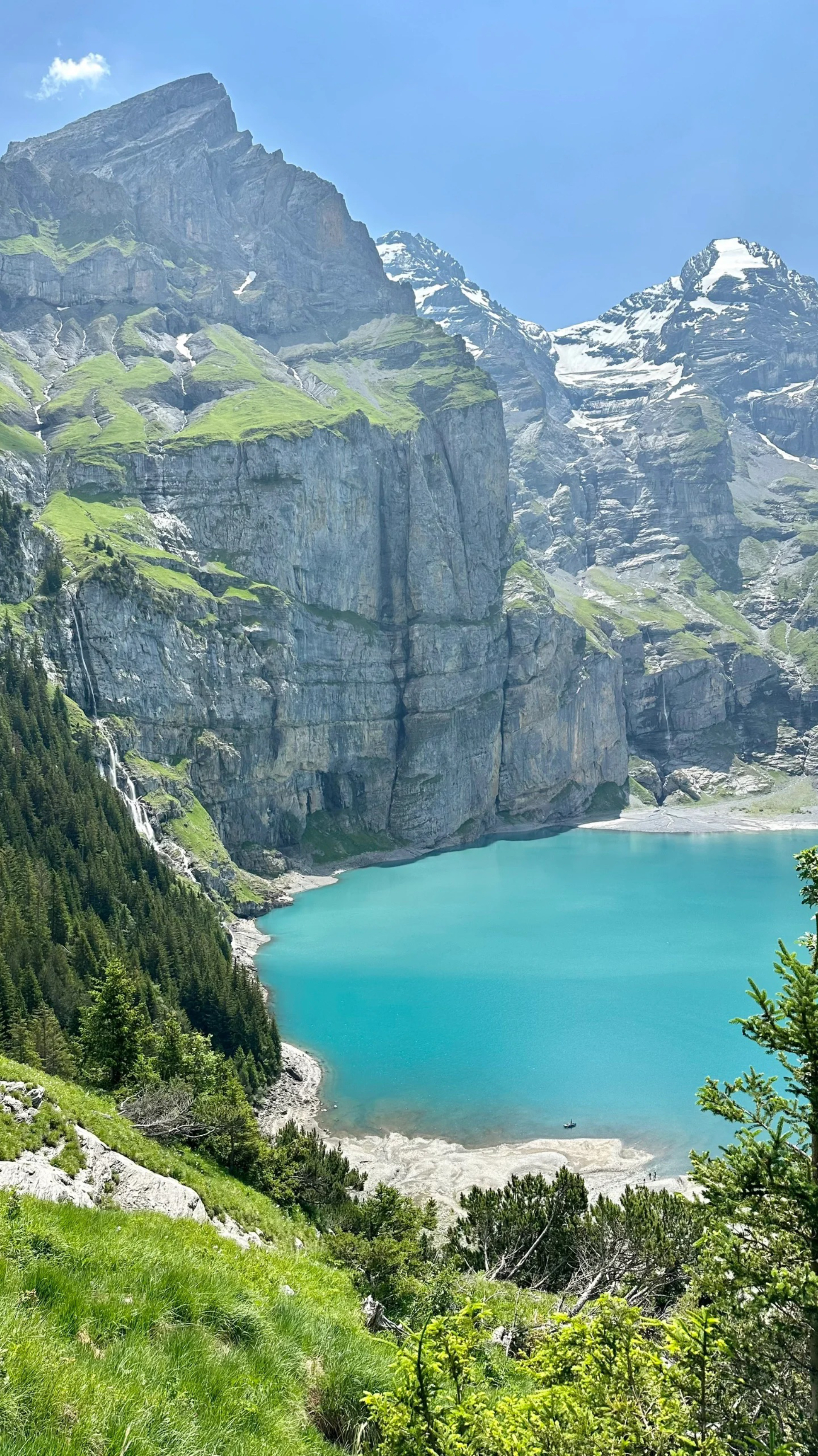 瑞士夏天的山景确实令人叹为观止，特别适合徒步旅行。当你被炎热的阳光晒得热辣辣的时候，你可以跳进清凉的