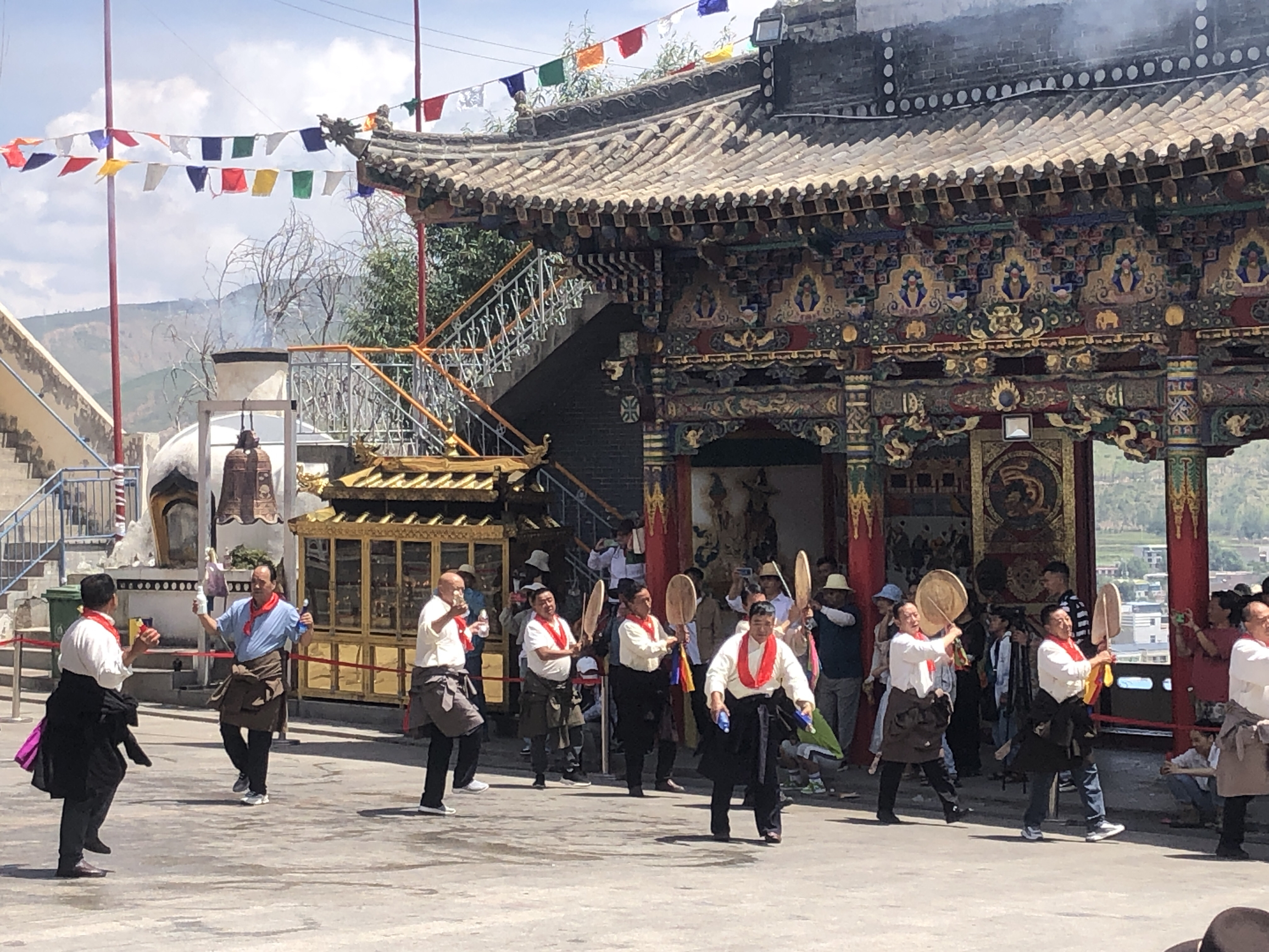 青海黄南州，一个严重被忽略的藏区旅行目的地！每年夏天的六月会极其隆重的民宿展示，活动举行的时间非常长