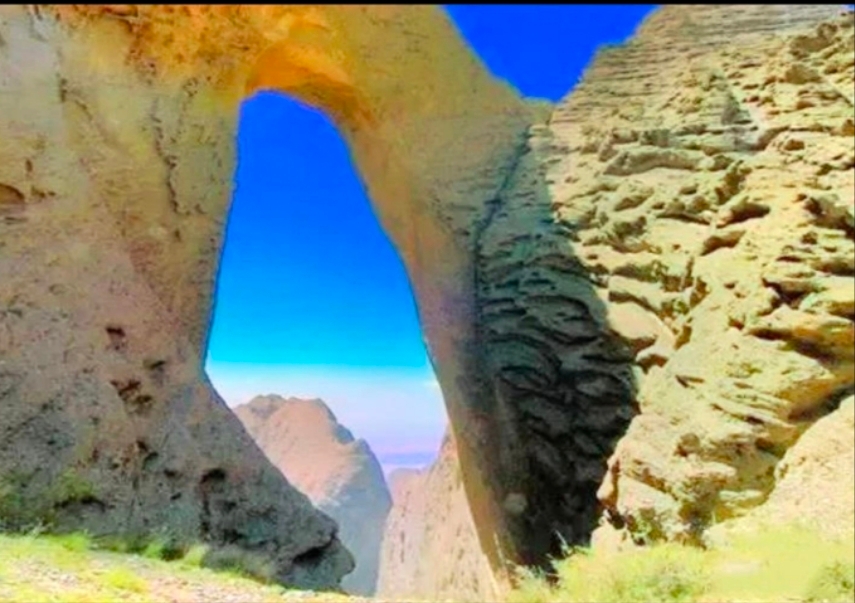 新疆西部阿图什天门景区，位于阿图什市与喀什市之间，距离两地均在几十公里远。这里有一座世界最高的拱门，