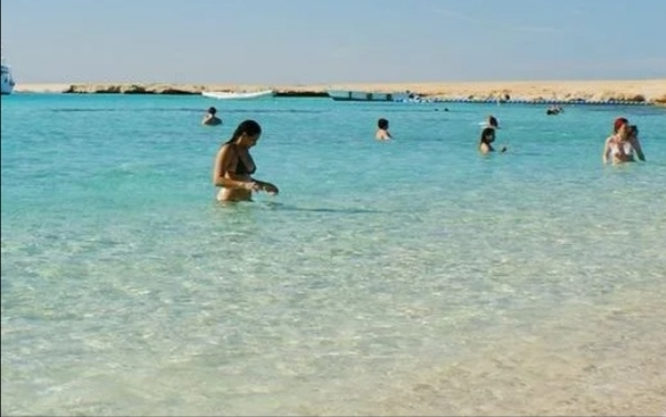 埃及的赫尔格达是一座红海边的旅游城市，绵沿几十公里的海边散落许许多多的酒店和度假村，大多数是包吃包住