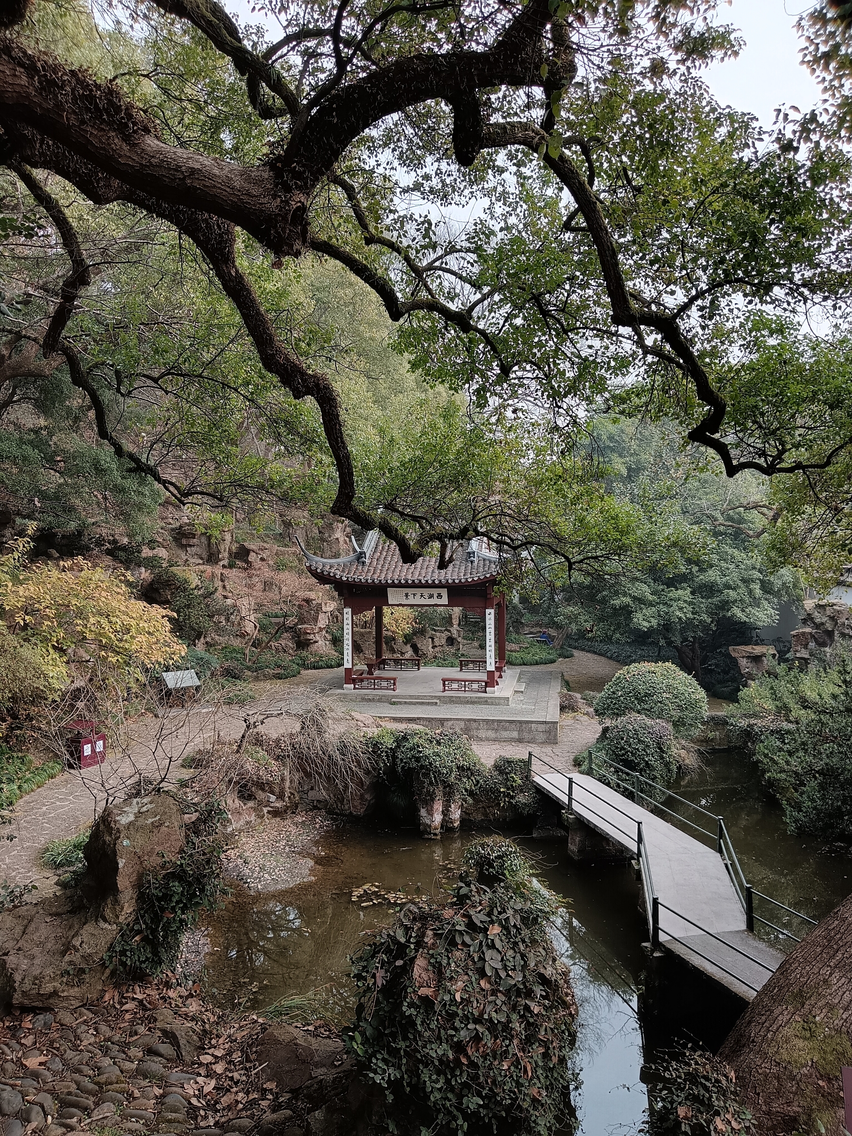 孤山位于浙江省杭州市西湖风景区旁，是西湖的一个著名景点。孤山是西湖中最大的岛屿，面积20公顷，山高3