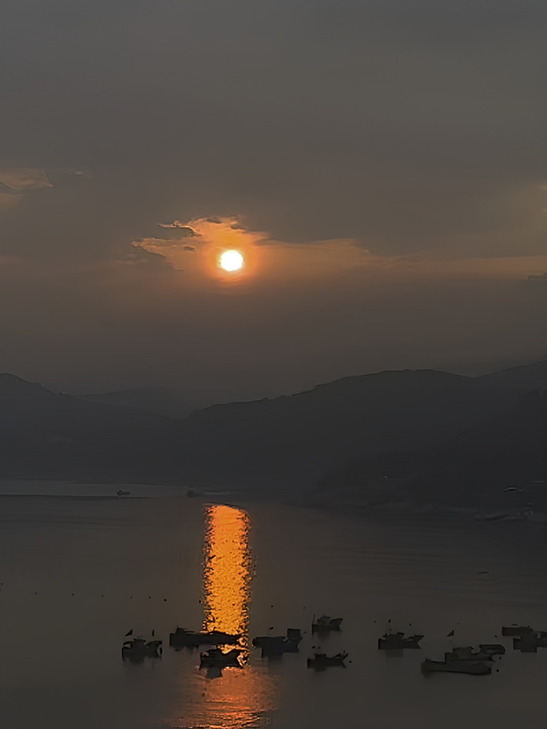 在东壁村，邂逅一场浪漫的日落。当太阳逐渐西沉，天空被染成橙红色，大海也被余晖映照得如诗如画。站在海岸